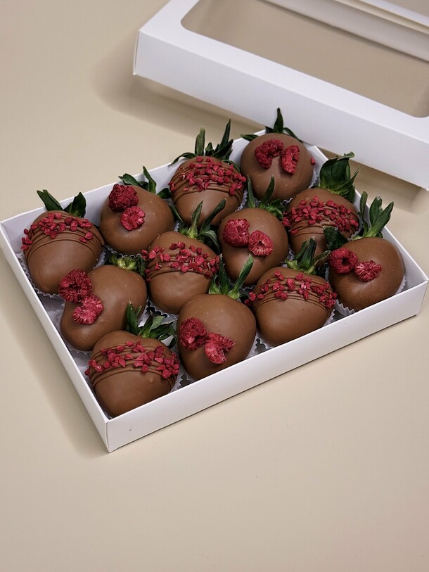 Набор клубники в шоколаде raspberry punch, артикул F1526521 - 1863 рублей, доставка по городу. Flawery - доставка цветов