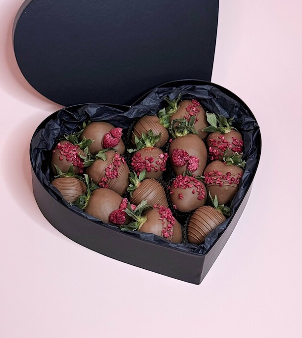 Клубника в шоколаде “raspberry heart” сердце, артикул F1541005 - 2640 рублей, доставка по городу. Flawery - доставка цветов