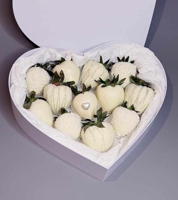 Клубника в шоколаде «snowy heart» сердце, артикул F1541006 - 2640 рублей, доставка по городу. Flawery - доставка цветов