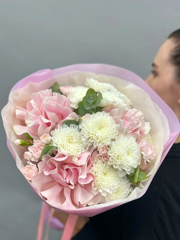 Букет из французских роз , хризантемы и диантуса за 3090₽ с доставкой в Москве от Ля Цвет на Flawery