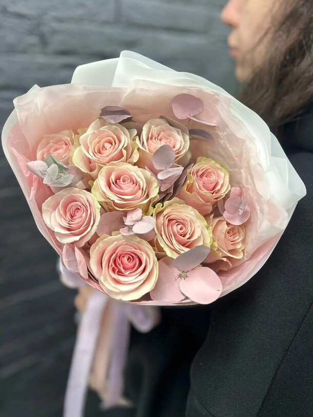 Букет цветов Нежный букет из 9 роз и крашеного эвкалипта за 3090₽ с доставкой в Москве от Ля Цвет на Flawery