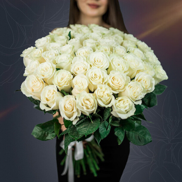 Классический букет из 51 белой эквадорской розы 50 см с атласной лентой  от 2name flowers, артикул F1536198 - 30750 рублей, доставка по городу. Flawery - доставка цветов