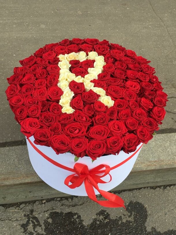 Букет цветов Коробка буква r🌹 за 27158₽ с доставкой в Москве от Море цветов на Flawery