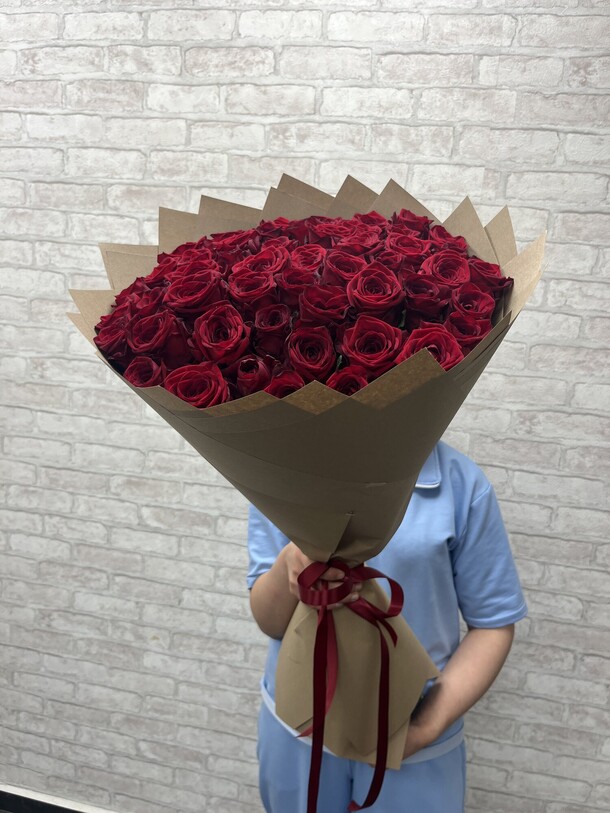 Букет цветов 51 красная 60 см 😍 за 11690₽ с доставкой в Москве от Империя Роз на Flawery
