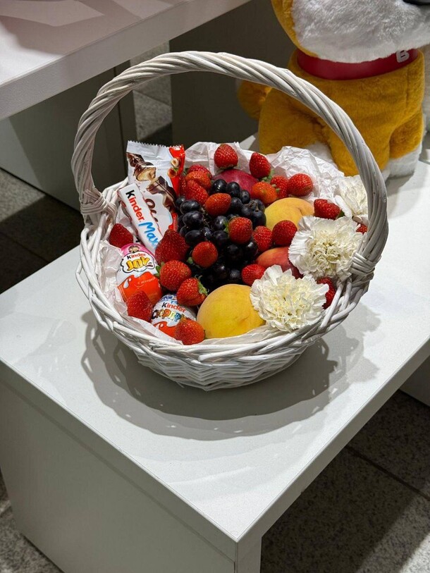 Букет цветов Сладкая корзина с ягодами за 25050₽ с доставкой в Москве от Букетбери на Flawery