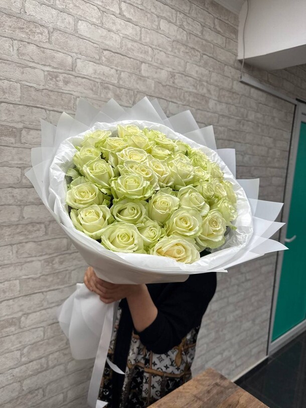 Букет из белых роз за 21050₽ с доставкой в Москве от Букетбери на Flawery