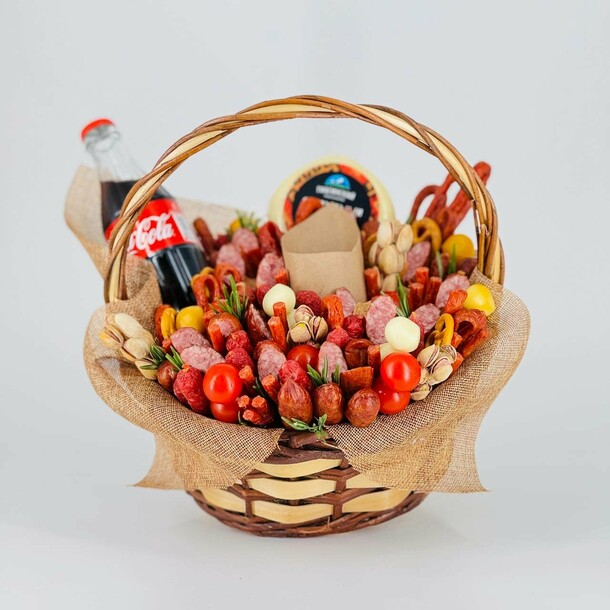 Подарочная корзина с закусками, букет из колбасы сыра, орехов с напитком кока-колла. Букет из колбасы. Подарок мужчине на 23 февраля, артикул F1552288 - 7691 рублей, доставка по городу. Flawery - доставка цветов