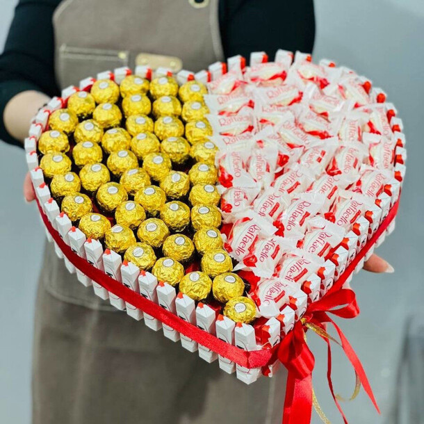 Торт сердце гигант из киндер шоколадок и конфет ferrero roche raffaello за 17871₽ с доставкой в Москве от Дарите Красиво на Flawery