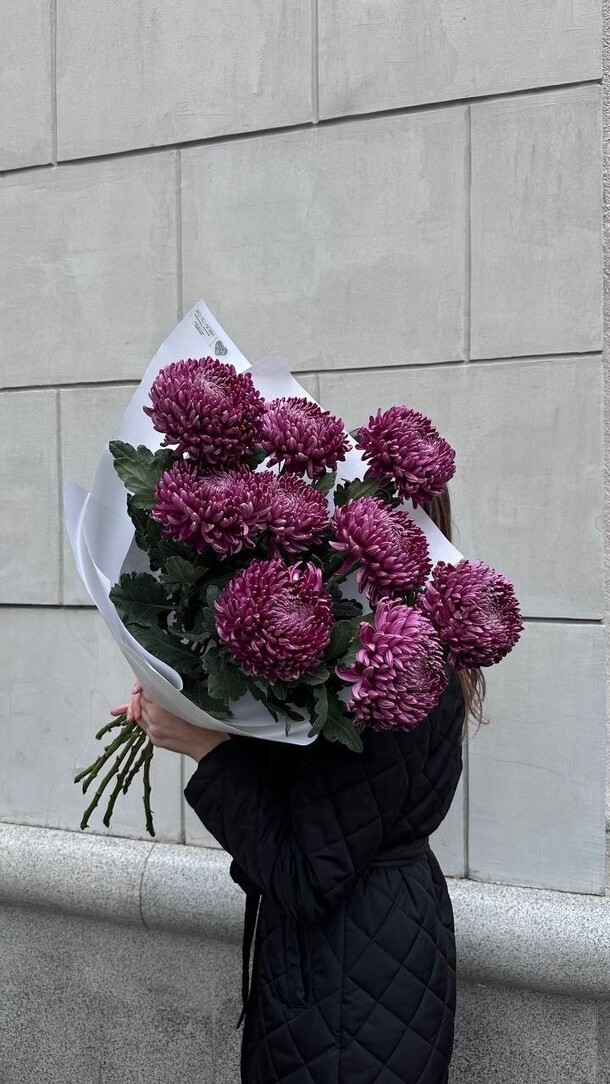 Букет из хризантем бигуди за 9990₽ с доставкой в Москве от Концептуальное пространство "Это по любви" на Flawery