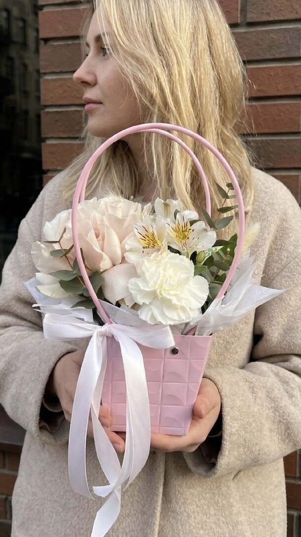 Нежная композиция в сумочке с французской розой, диантусами, альстромерией и эвкалиптом🌷, артикул F1545802 - 1850 рублей, доставка по городу. Flawery - доставка цветов