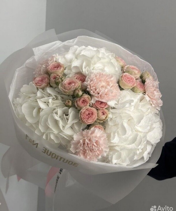 Букет с  белой гортензией за 4500₽ с доставкой в Москве от Цветы на Flawery
