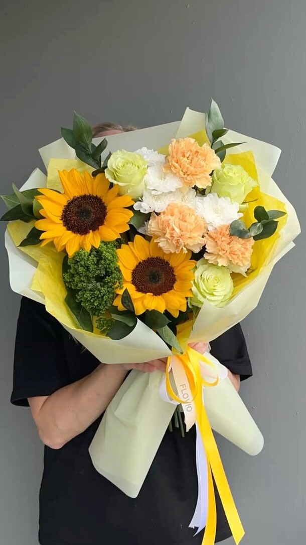 Букет с подсолнухом за 4100₽ с доставкой в Москве от Цветы на Flawery