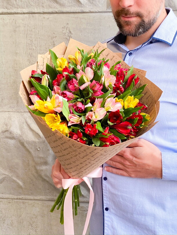 Букет из альстромерий "весенние ночи" за 3490₽ с доставкой в Москве от ArenaFlowers на Flawery