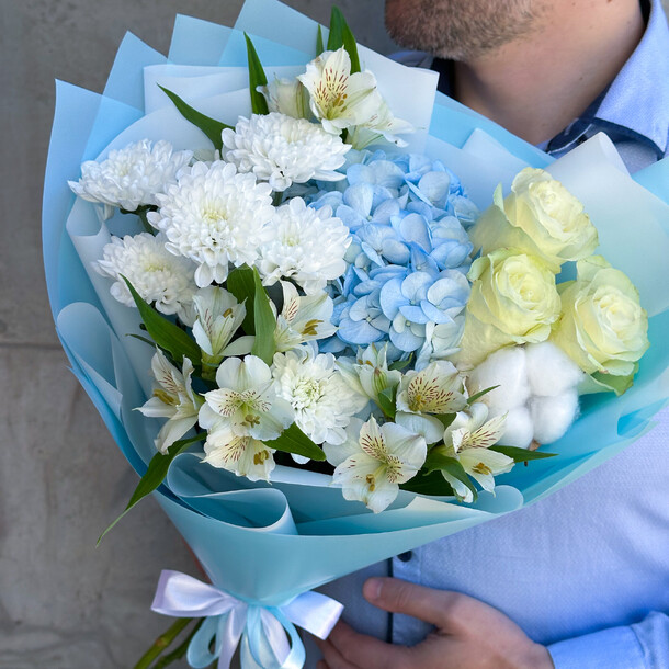 Букет цветов Нежный букет из гортензии и роз arenaflowers сапфир mini за 3620₽ с доставкой в Москве от ArenaFlowers на Flawery