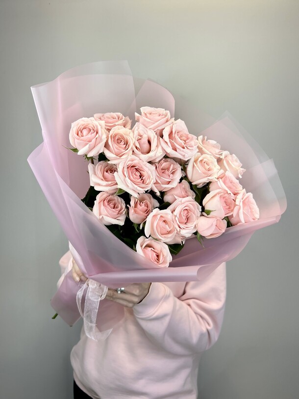 Букет цветов 7 розовых кустовых роз за 4200₽ с доставкой в Москве от Pink Flowers на Flawery