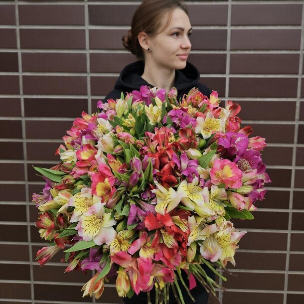 Букет цветов Микс из 51 альстромерии за 10920₽ с доставкой в Москве от FMART x Hamovniki на Flawery