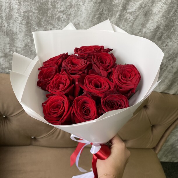 Букет из 11 красных роз (50 см) за 4378₽ с доставкой в Москве от Zarum на Flawery