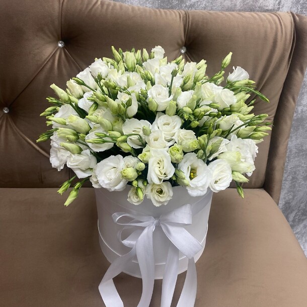 Букет цветов Шляпная коробка с эустомой за 13163₽ с доставкой в Москве от Zarum на Flawery