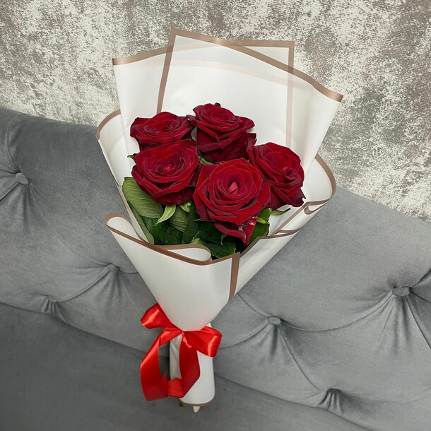 Букет из 5 красных роз за 2571₽ с доставкой в Москве от Zarum на Flawery