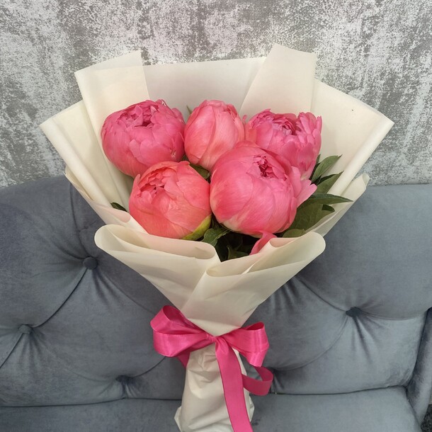 Букет из 5 коралловых пионов за 3993₽ с доставкой в Москве от Zarum на Flawery