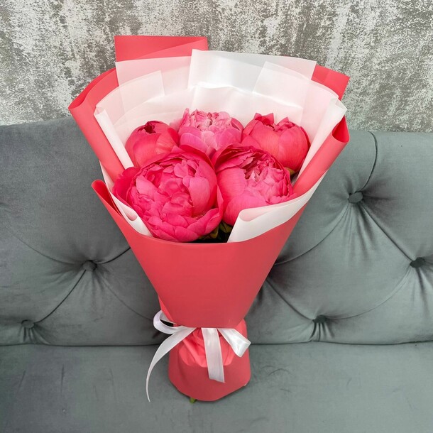 Букет из 5 коралловых пионов за 3993₽ с доставкой в Москве от Zarum на Flawery