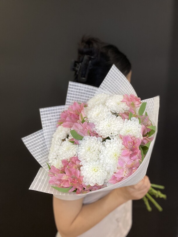 Букет из хризантем и альстромерии за 3772₽ с доставкой в Москве от Eleven Flowers Studio на Flawery