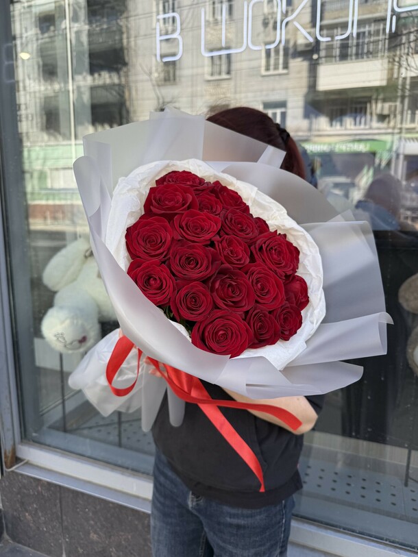 Букет из 19 красных роз "красное зарево" за 4890₽ с доставкой в Москве от Made Kris на Flawery