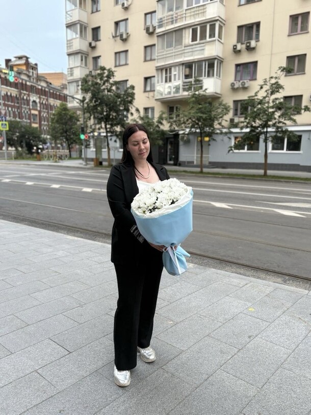 Букет белых хризантем в нежно-голубой упаковке за 3300₽ с доставкой в Москве от Между Лепестками на Flawery