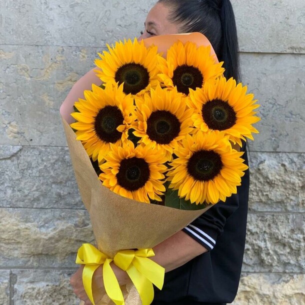 Букет 7 подсолнухов в крафте (e022) за 5150₽ с доставкой в Москве от Elite Flowers на Flawery
