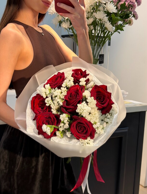 Букет цветов Алый поцелуй за 3499₽ с доставкой в Москве от Сад №17 на Flawery