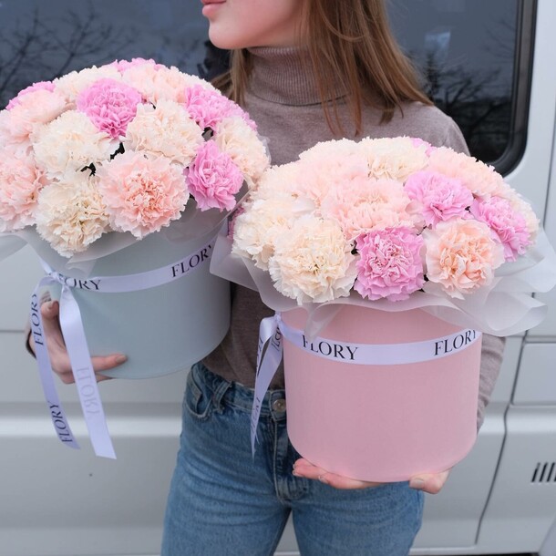 Букет цветов Коробка нежных диантусов за 9517₽ с доставкой в Москве от FloryFlowers на Flawery