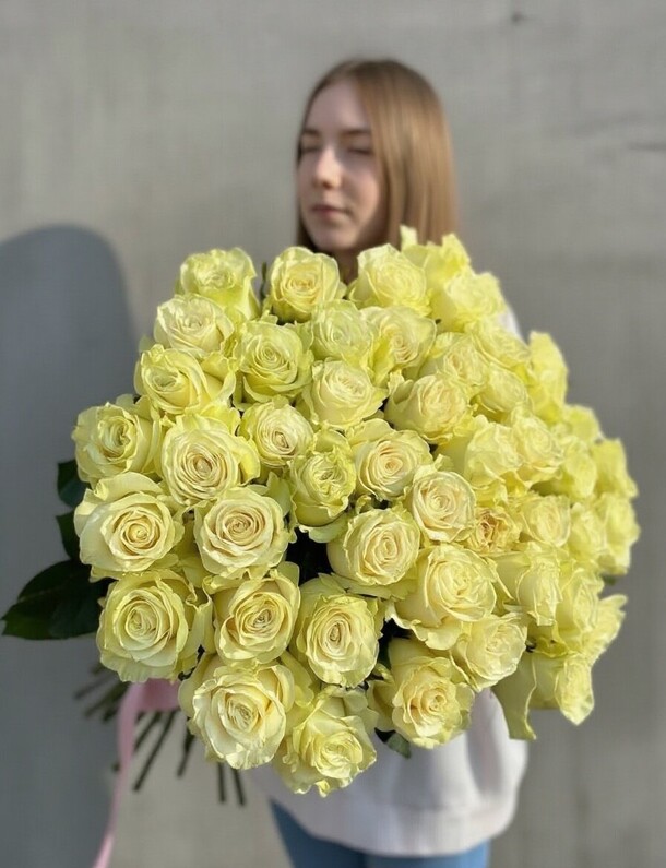 Букет из 45 роз white mondiale за 16750₽ с доставкой в Москве от Колючка на Flawery
