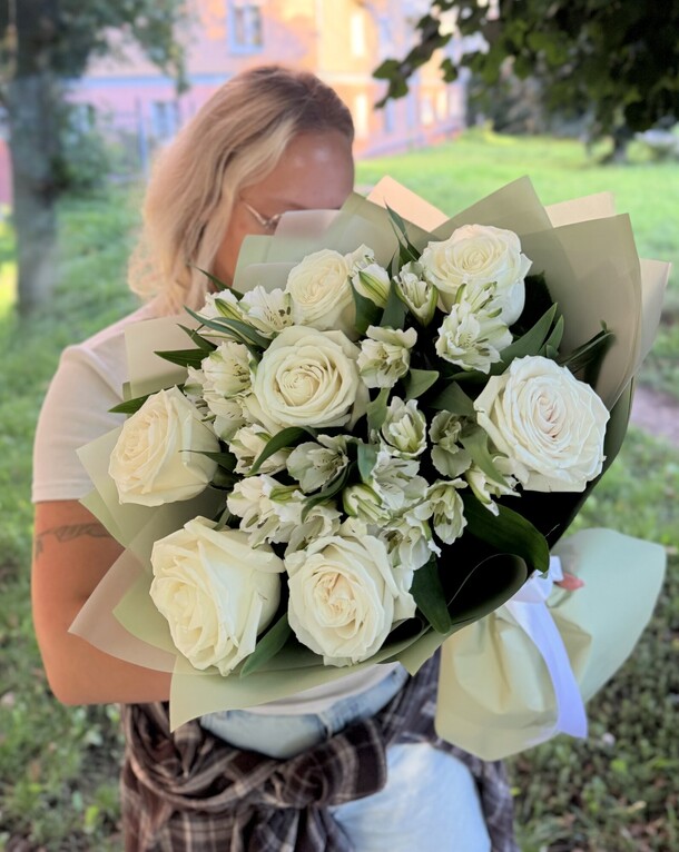 Букет из белых роз и альстромерий за 4208₽ с доставкой в Москве от Kerry.Flowery на Flawery