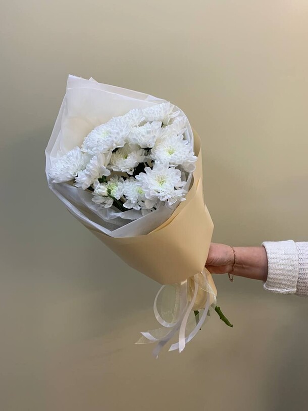 Букет комплимент из 3х хризантем за 1299₽ с доставкой в Яблоновский от Бонсай на Flawery