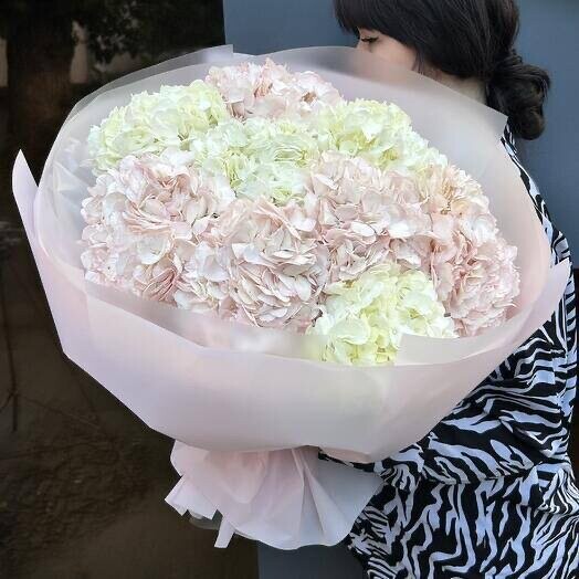 Букет из бело-розовых гортензий за 8758₽ с доставкой в Москве от I’M FLOWER ПРОФСОЮЗНАЯ на Flawery