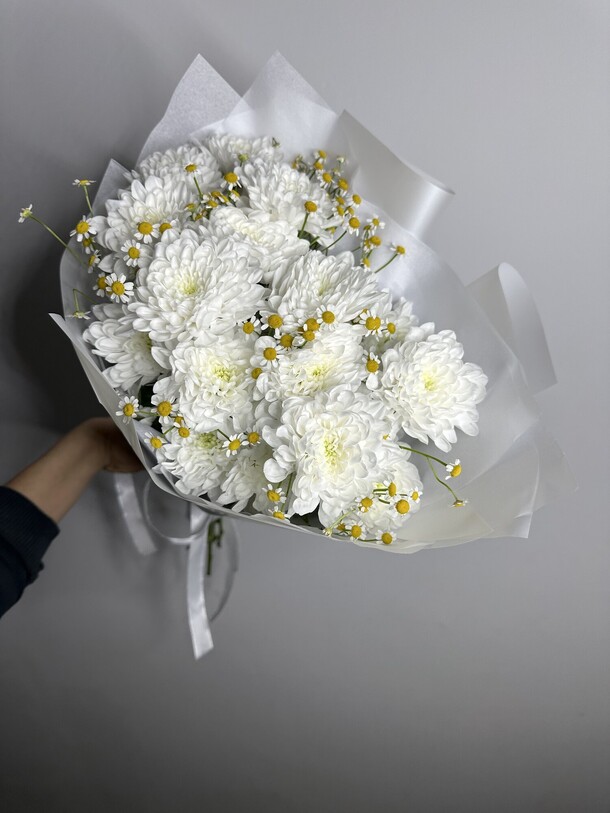 Букет цветов Ромашки и хризантемы 🥰 за 4979₽ с доставкой в Зеленоградске от По любви на Flawery