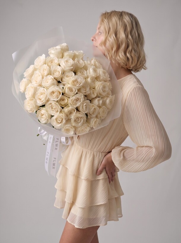 Букет из белых роз плая бланка 45 шт за 19460₽ с доставкой в Москве от FLWR на Flawery
