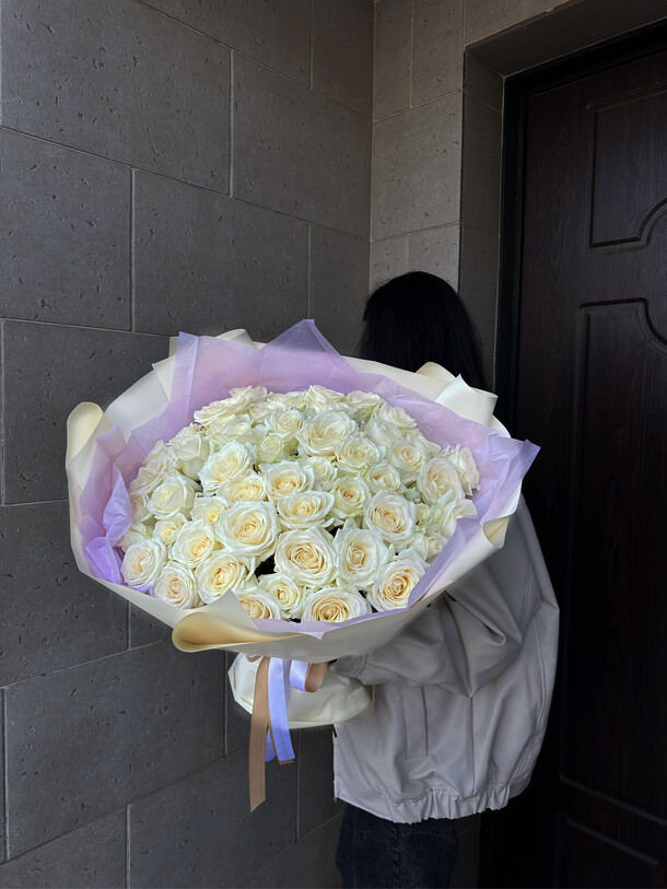 Букет из 51-ой белой розы за 22100₽ с доставкой в Москве от Lumis blossom на Flawery
