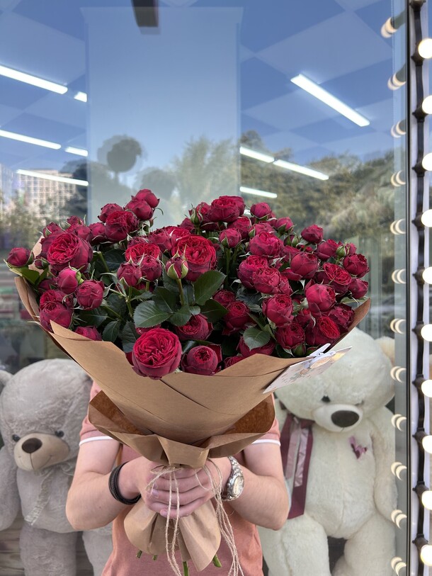 Букет из кустовых пионовидных красных роз за 12610₽ с доставкой в Москве от Lumis blossom на Flawery