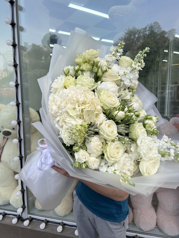Букет цветов Белый букет с гортензией и розами за 14950₽ с доставкой в Москве от Lumis blossom на Flawery