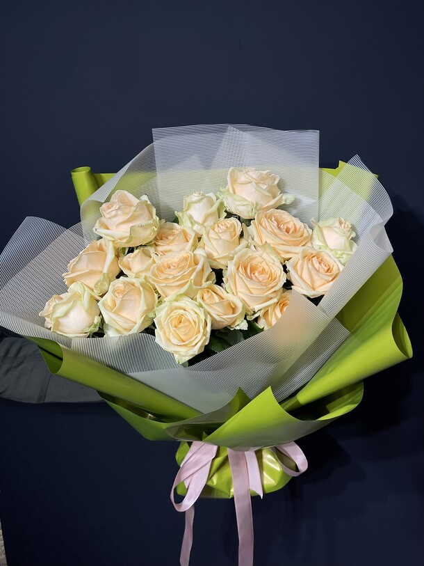 Букет из 17-ти персиковых роз за 6790₽ с доставкой в Москве от Lumis blossom на Flawery