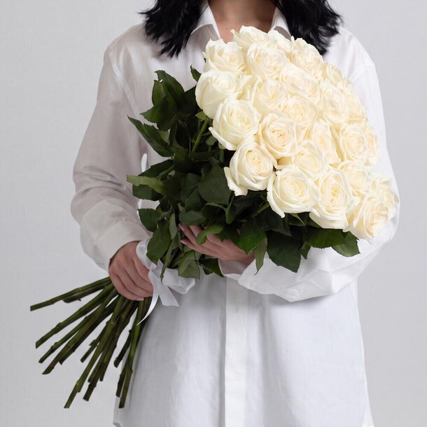 Букет из 25 крупных белых роз 70 см за 8345₽ с доставкой в Москве от Pure Luxe на Flawery