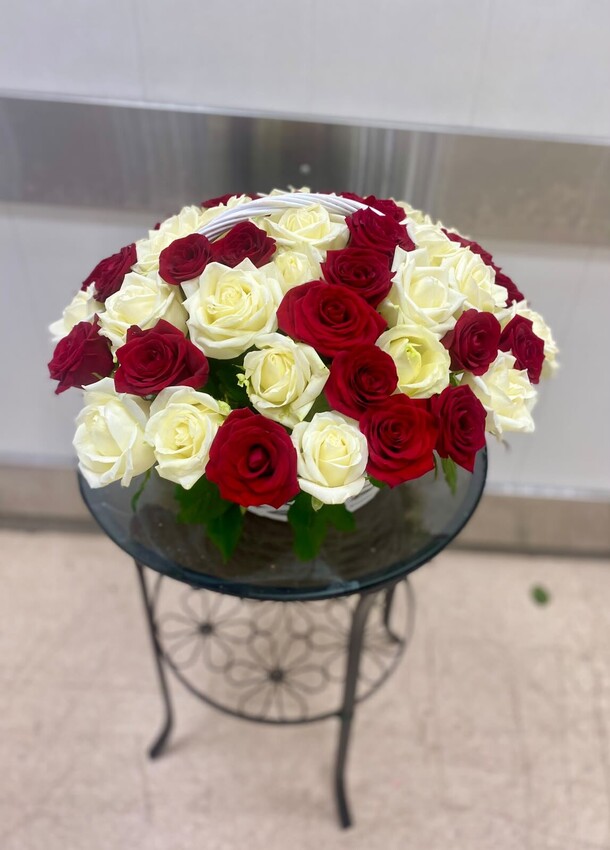 Букет цветов Микс из роз в корзине за 9700₽ с доставкой в Москве от TA - Flowers_24 на Flawery