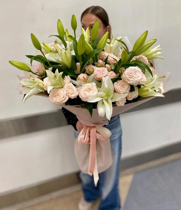 Букет цветов Лилии в розах за 7460₽ с доставкой в Москве от TA - Flowers_24 на Flawery