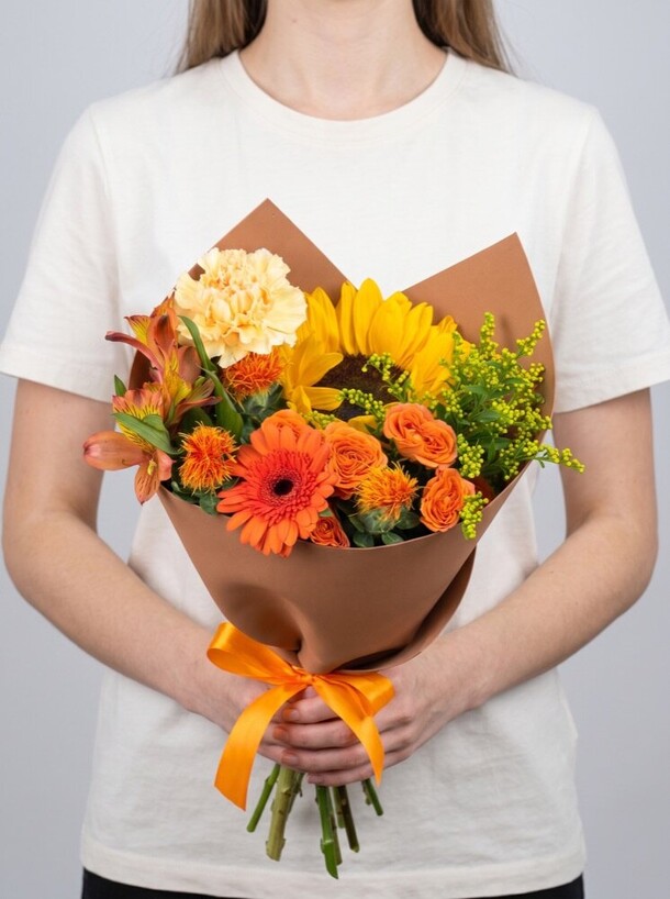 Букет цветов Сборный букет из 1 альстромерии, 1 диантуса, 1 герберы, 1 подсолнуха и 1 кустовой розы | арт: sb-2092 за 7420₽ с доставкой в Москве от ИП Спирин Артур Олегович на Flawery