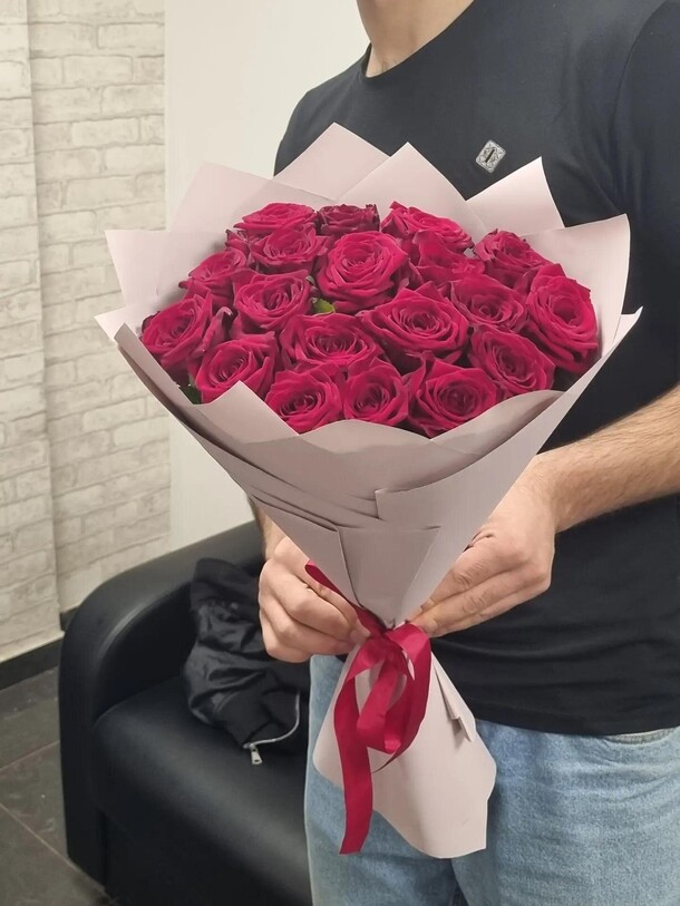 Букет цветов Монобукет из 21 красной розы за 7600₽ с доставкой в Москве от Kamila Flowers на Flawery
