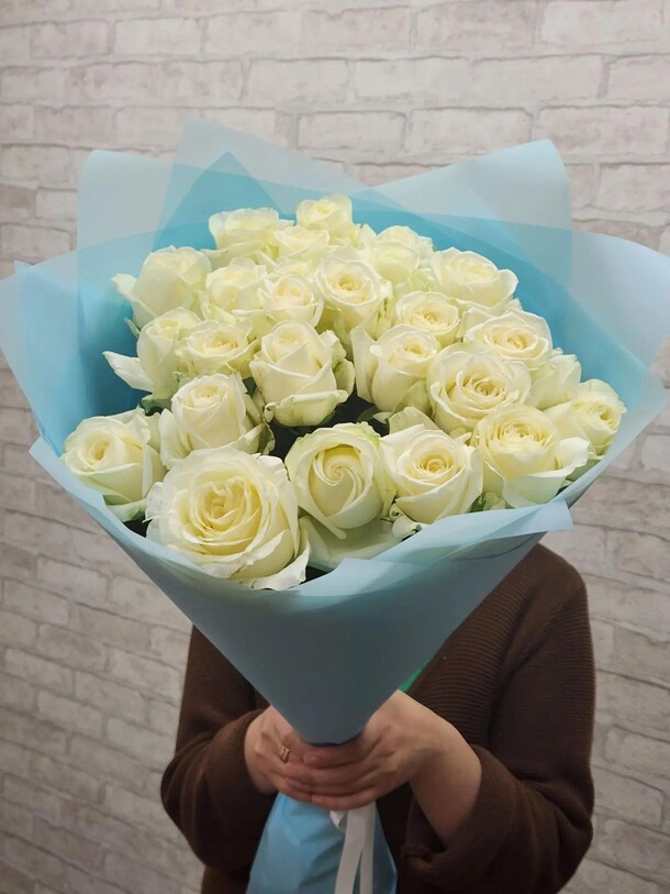 Букет цветов Монобукет из 21 белой розы за 8199₽ с доставкой в Москве от Kamila Flowers на Flawery