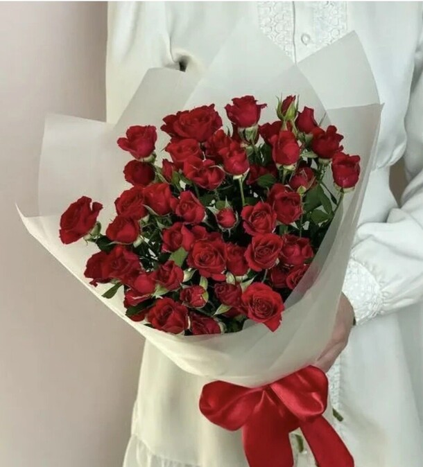 Букет цветов ⭐⭐⭐⭐⭐букет "факт" 7 кустовых красных роз за 3490₽ с доставкой в Москве от ⭐⭐⭐⭐⭐Flovery на Flawery