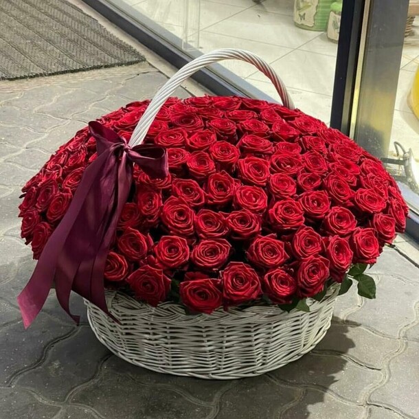 Букет цветов Роза в корзине за 84886₽ с доставкой в Москве от Fashion Flowers на Flawery