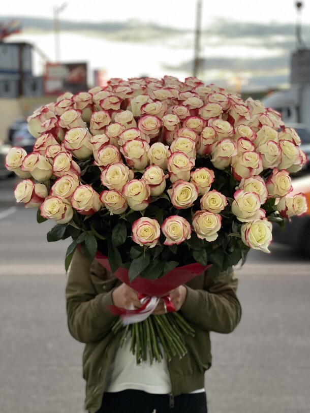 Букет цветов 101 эквадорская роза за 65999₽ с доставкой в Москве от Fashion Flowers на Flawery